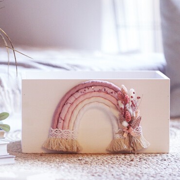 nahansicht erinnerungskiste Frontansicht Erinnerungskiste mit Regenbogen verziert